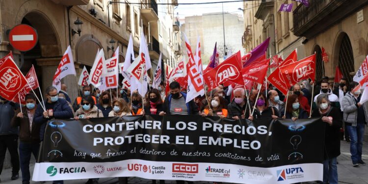 Los sindicatos se manifiestan para pedir al Gobierno la bajada de los precios