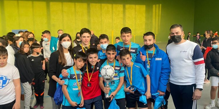 Éxito de participación en el I Torneo de Fútbol Sala intercentros juveniles de Monterrubio y Villares