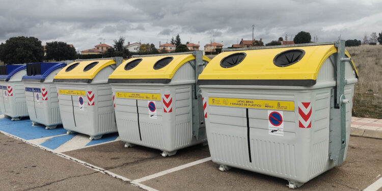 Diputación entrega 19 nuevos contenedores de papel y envases para facilitar y promover el reciclaje