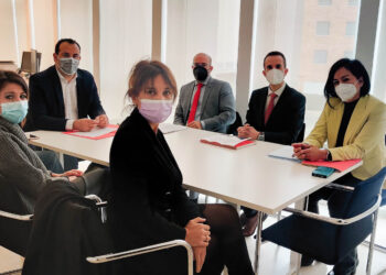 El alcalde se reúne con las entidades bancarias para conocer las nuevas medidas de atención a las personas mayores