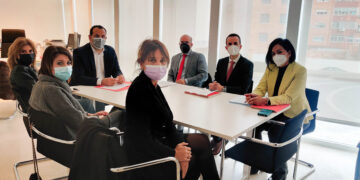 El alcalde se reúne con las entidades bancarias para conocer las nuevas medidas de atención a las personas mayores