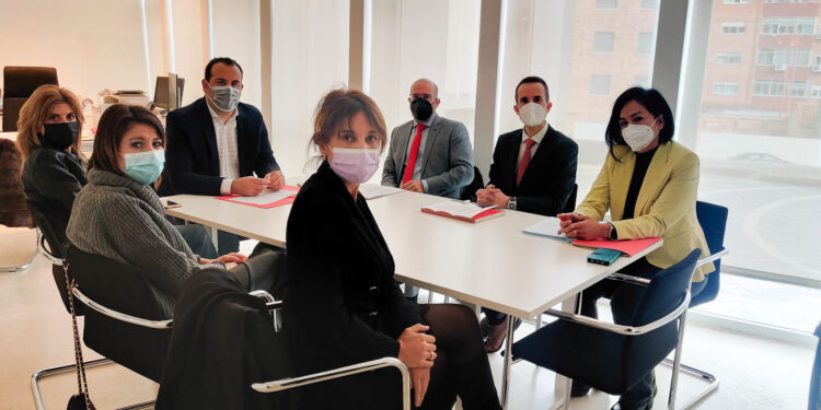 El alcalde se reúne con las entidades bancarias para conocer las nuevas medidas de atención a las personas mayores
