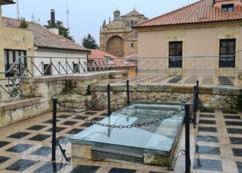 Aparece destrozada la cristalera del tragaluz de la Cueva de Salamanca