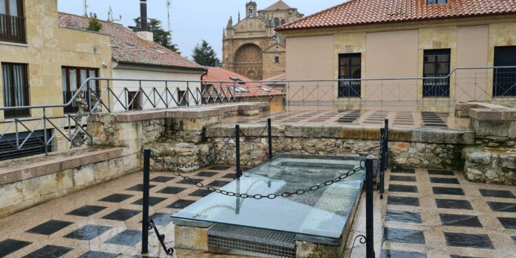 Aparece destrozada la cristalera del tragaluz de la Cueva de Salamanca