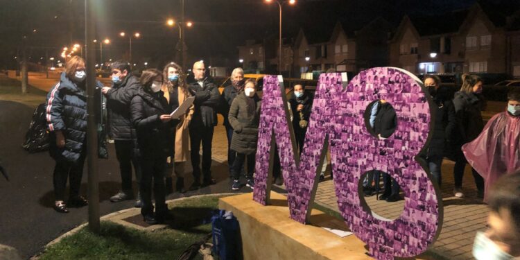 La figura en 3D con las caras de las mujeres de Villamayor les rinde homenaje en la conmemoración del 8M