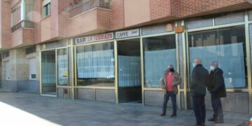 Acuerdo entre Ayuntamiento y propietarios para ampliar el consultorio médico y duplicar el espacio con el local anexo