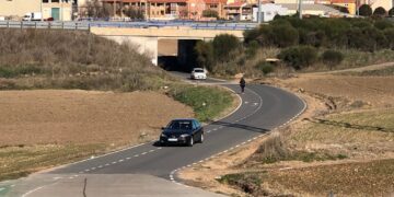 La iluminación el Camino de La Barrera mejorará la seguridad vial en este tramo de 700 metros de unión entre el polígono industrial y el casco urbano