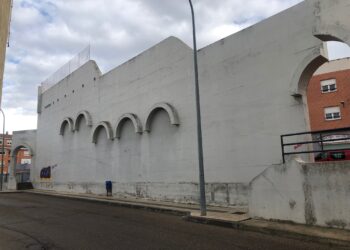 El arte urbano llega a Villares con el primer mural en la pared del frontón