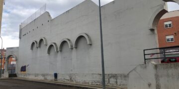 El arte urbano llega a Villares con el primer mural en la pared del frontón