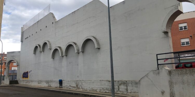 El arte urbano llega a Villares con el primer mural en la pared del frontón