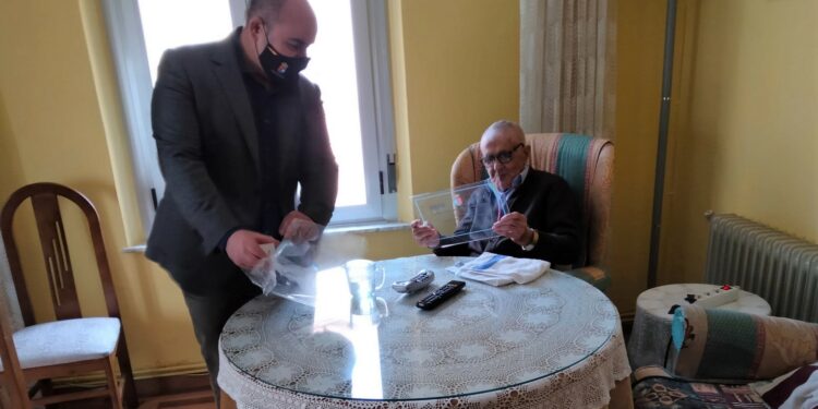 Reconocimiento al vecino más longevo con 102 años