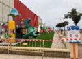 La colocación de césped artificial en el parque Rubén García junto al Centro de Ocio y Deporte reforzará la seguridad infantil