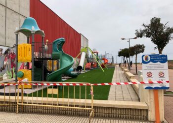 La colocación de césped artificial en el parque Rubén García junto al Centro de Ocio y Deporte reforzará la seguridad infantil