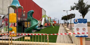 La colocación de césped artificial en el parque Rubén García junto al Centro de Ocio y Deporte reforzará la seguridad infantil