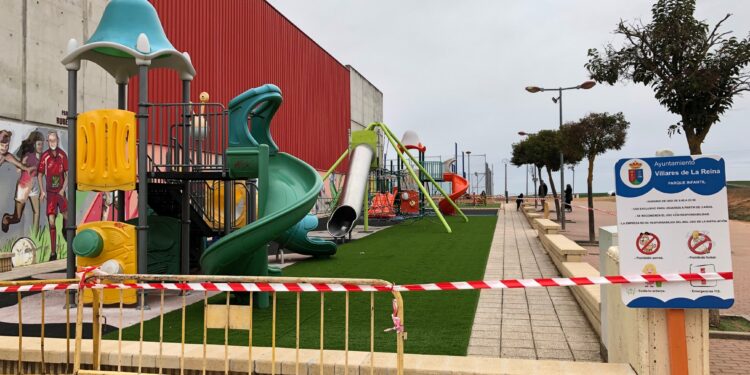 La colocación de césped artificial en el parque Rubén García junto al Centro de Ocio y Deporte reforzará la seguridad infantil