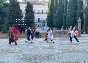 Expectación por la práctica de artes marciales junto al Convento de los Dominicos