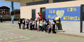 Pasos solidarios de los 232 escolares del San Blas a favor de Ucrania