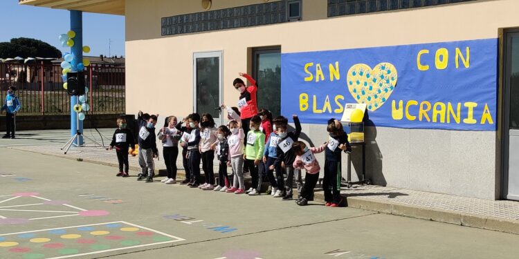 Pasos solidarios de los 232 escolares del San Blas a favor de Ucrania