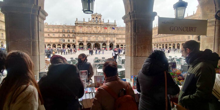 Las librerías vuelven a los soportales de la Plaza Mayor para celebrar el Día del Libro