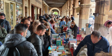 Las librerías vuelven a los soportales de la Plaza Mayor para celebrar el Día del Libro