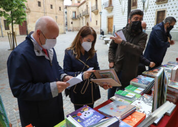 El Día del Libro volverá a la Plaza Mayor con la presencia de 26 librerías y el homenaje al poeta salmantino Aníbal Núñez