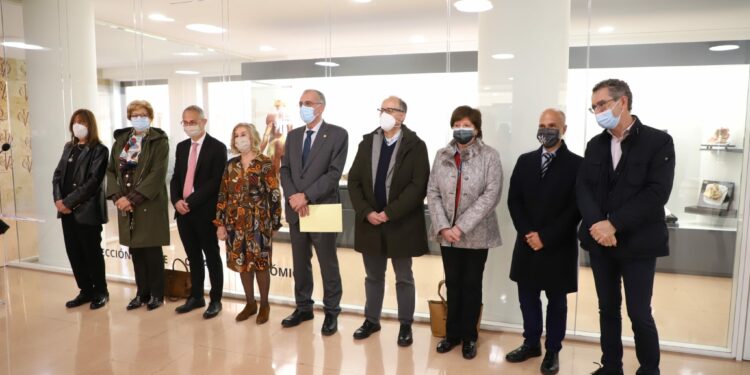 La exposición de figuras de cera y escayola ‘transporta’ a la Facultad de Medicina a la anatomía del siglo XIX