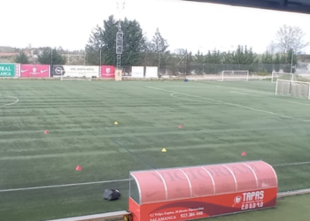 Mantenimiento y recebado para la puesta a punto de los campos de fútbol