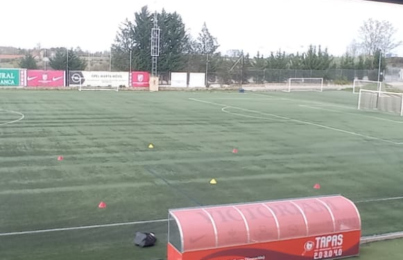 Mantenimiento y recebado para la puesta a punto de los campos de fútbol