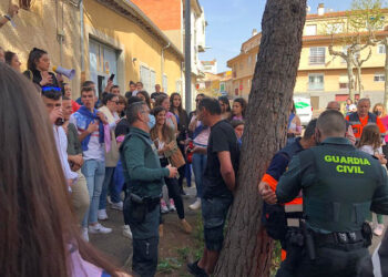 Los Quintos logran plantar el gran ‘mayo’ de 1.800 kilos y disfrutan de su fiesta para recuperar la tradición tras más de dos décadas