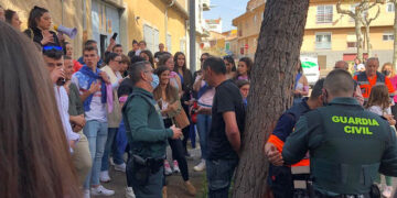 Los Quintos logran plantar el gran ‘mayo’ de 1.800 kilos y disfrutan de su fiesta para recuperar la tradición tras más de dos décadas
