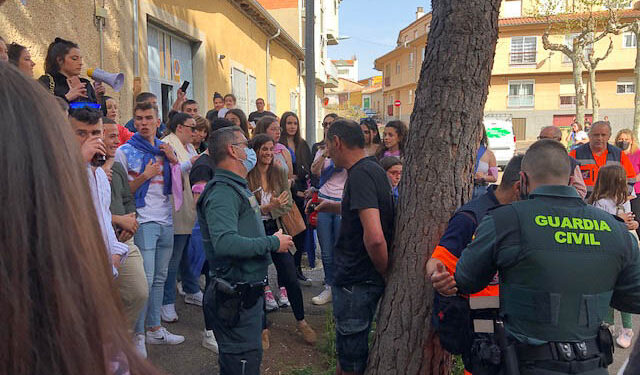 Los Quintos logran plantar el gran ‘mayo’ de 1.800 kilos y disfrutan de su fiesta para recuperar la tradición tras más de dos décadas