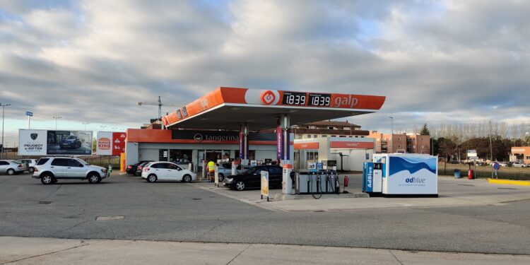 Jornada de incertidumbre para profesionales y usuarios por la aplicación de las bonificaciones fijadas por Gobierno en el precio del combustible