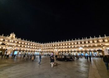 La nueva iluminación de la Plaza Mayor se convierte en un atractivo más para la Semana Santa