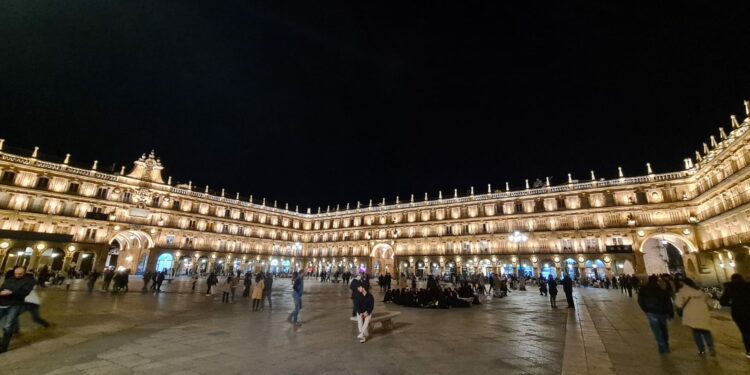 La nueva iluminación de la Plaza Mayor se convierte en un atractivo más para la Semana Santa