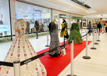 ‘La moda en papel’ muestra una treintena de vestidos confeccionados a lo largo de 57 años