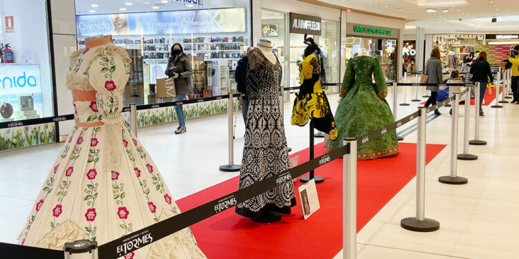 ‘La moda en papel’ muestra una treintena de vestidos confeccionados a lo largo de 57 años