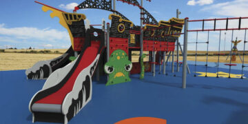 La ampliación del parque infantil de La Charca incluirá nuevos juegos con dos grandes barcos para disfrute de los niños