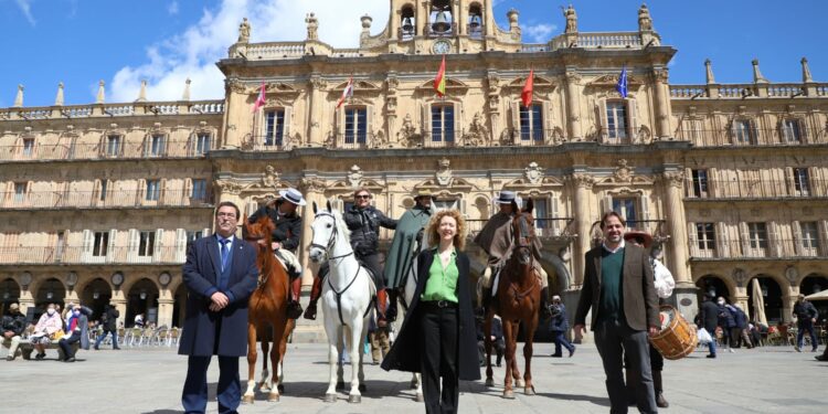 Tres jinetes llegan a Salamanca emulando la ruta realizada por Antonio de Nebrija