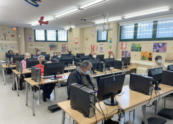 Los mayores aprenden a manejar el móvil y las apps