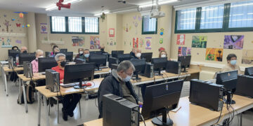 Los mayores aprenden a manejar el móvil y las apps