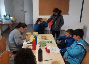 Los jóvenes de Santa Marta participan en el taller de manualidades creativas organizado por Diputación