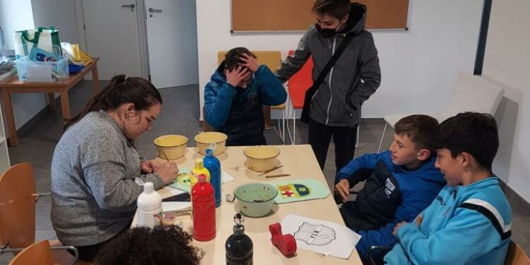 Los jóvenes de Santa Marta participan en el taller de manualidades creativas organizado por Diputación