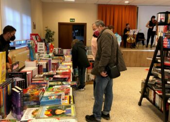 Los vecinos disfrutan de una mañana dedicada a los libros con las exposiciones, música, talleres, juegos y teatro de la II Feria del Libro