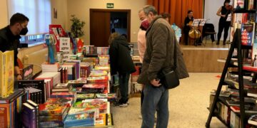 Los vecinos disfrutan de una mañana dedicada a los libros con las exposiciones, música, talleres, juegos y teatro de la II Feria del Libro
