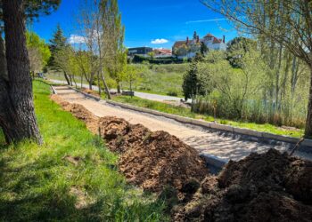 La vía peatonal del Camino de Valdehigal va tomando forma con la creación del nuevo acerado