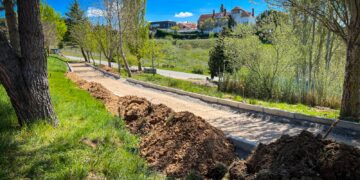 La vía peatonal del Camino de Valdehigal va tomando forma con la creación del nuevo acerado