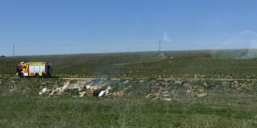 Un incendio junto al cementerio de Tejares obliga a actuar a una dotación de bomberos