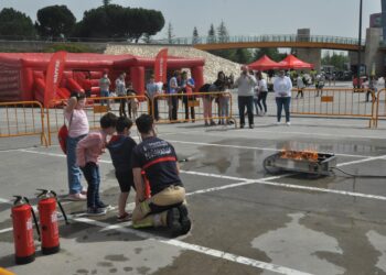 Mayores y pequeños participan en actividades formativas para protegerse contra incendios