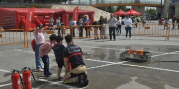 Mayores y pequeños participan en actividades formativas para protegerse contra incendios