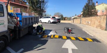 Nuevas bandas reductoras de velocidad para reforzar la seguridad vial en una de las calles más transitadas por niños y jóvenes